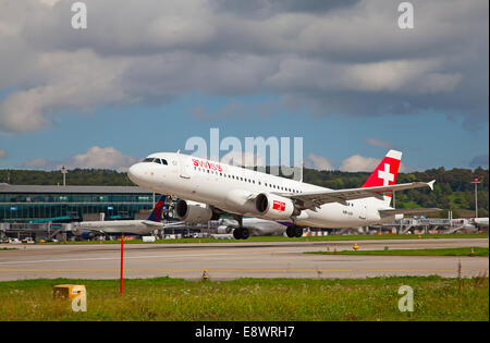 ZURICH - SEPTEMBRE 21:Swiss Airlines Airbus A330 qui décolle le 21 septembre 2014 à Zurich, Suisse. Un International de Zurich Banque D'Images