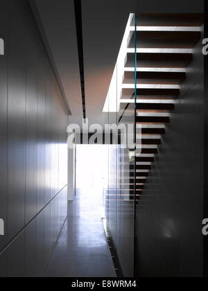 Escalier en bois et le couloir détail dans B House, Israël, Moyen Orient. Banque D'Images