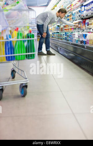 Man shopping in grocery store Banque D'Images