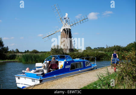 Les gens se détendre dans leur bateau à moteur sur la rivière à côté de Ant Turf Drainage Fen Mill Banque D'Images