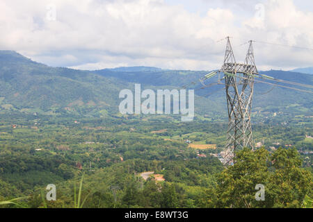 Tours de haute tension sur la montagne, tour à haute tension le fond de ciel. Banque D'Images