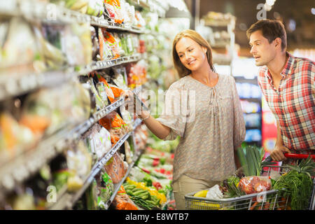 Couple shopping together in grocery store Banque D'Images