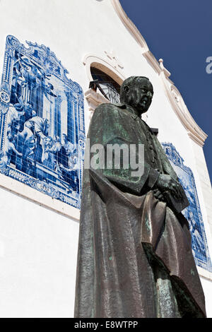 Azulejos du 19ème siècle panneaux de tuile flank la statue de Nossa Senhora da Misericordia à l'extérieur de l'église de Misericordia à Aveiro, Portugal (église achevée en 1653) Banque D'Images