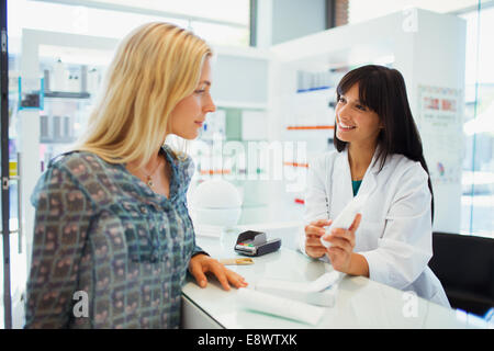 Femme de discuter avec votre pharmacien pharmacie de produits Banque D'Images