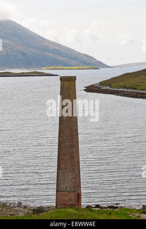 La cheminée est la plus évidente des vestiges de l'ancienne station baleinière à Bunavoneader sur North Harris dans les Hébrides extérieures. Banque D'Images