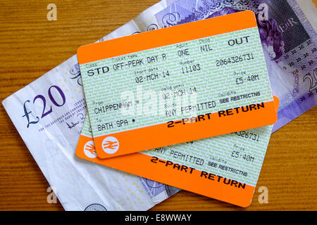 Les billets de train et de l'argent britannique photographié sur une table. Banque D'Images