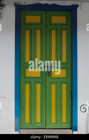 Porte peinte dans la ville de Salento, dans la région productrice de café, la Colombie Banque D'Images