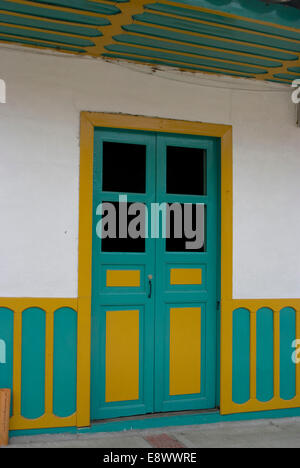 Porte peinte dans la ville de Salento, dans la région productrice de café, la Colombie Banque D'Images