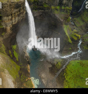 Haifoss est près du volcan Hekla et est la deuxième plus haute cascade d'Islande. Banque D'Images