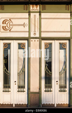 Décoration de style Art Nouveau portes du Pavillon Karlsplatz Metropolitan Railway Station 1898, Vienne (Wien, Autriche) Banque D'Images