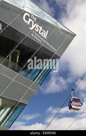 La Thames cable car à côté du cristal, un Siemens Initiative des villes durables, Royal Victoria Docks, Newham, London, England, UK Banque D'Images