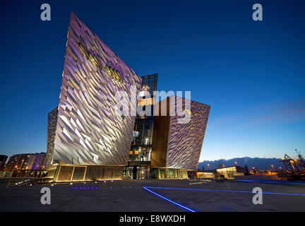 Extérieur de l'édifice abritant un musée Titanic à BelfastAEs patrimoine maritime, de Belfast. L'Irlande du Nord Banque D'Images