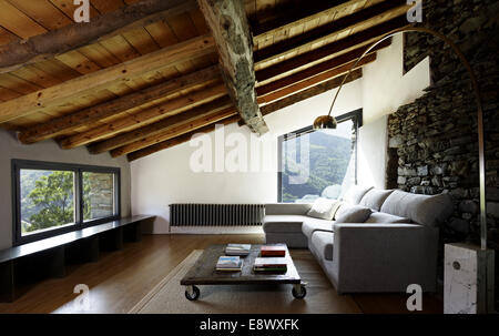 Salon dans ancienne ferme qui a été converti en maison de famille, Mas La Riba, Vilallonga de Ter, Gérone, Espagne Banque D'Images