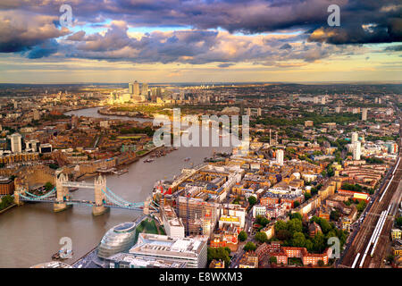 East London Skyline montrant le Tower Bridge, Canary Wharf, l'Hôtel de Ville et la rivière Thames. Prise lors d'un ciel nuageux coucher du soleil. Banque D'Images