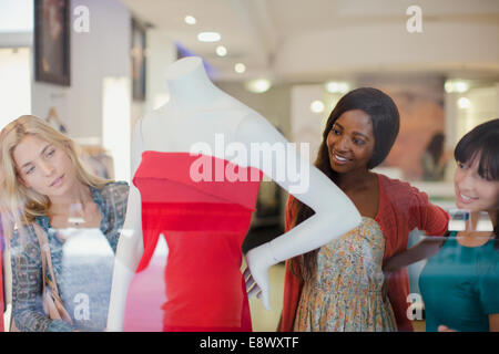 Women shopping together in clothing store Banque D'Images