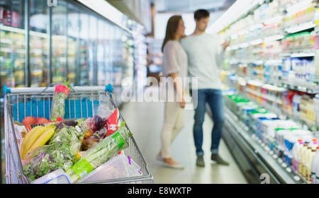 Vue de flou artistique de couple shopping in grocery store Banque D'Images