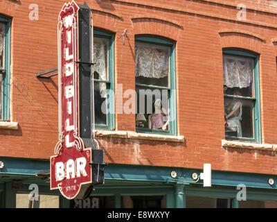 Wild Bill Bar en néon, Historic Main Street à Deadwood, Dakota du Sud, USA Banque D'Images