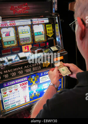 Homme jouant les machines à sous électroniques, Casino, Deadwood, SD, USA Banque D'Images