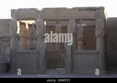 L'art de l'Égypte sur le toit du Kiosque à Dendérah avec Hathoric quatre colonnes sur chaque côté. Banque D'Images