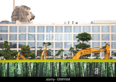 Pendant la mousson, mythique chef Merlion pics de plus de construction sur l'île de Sentosa. Mi-lion mi-poisson, le Merlion est le symbole national de Singapour, car sa forme ressemble à la forme du pays. Cette structure de 37 mètres dispose d'une boutique de cadeaux en j Banque D'Images