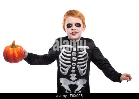 Portrait de little red haired boy wearing costume squelette halloween citrouille et holding Banque D'Images