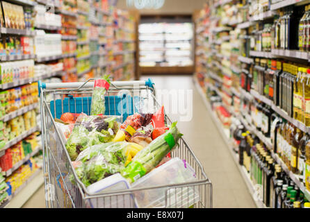 Close up of full panier in grocery store Banque D'Images