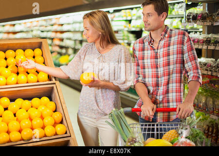 Couple shopping together in grocery store Banque D'Images
