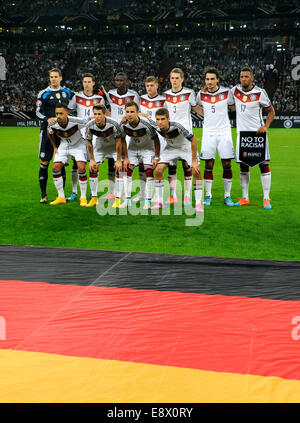 Football, match de qualification pour le championnat d'Europe de l'UEFA 2016, Veltins Arena Gelsenkirchen, Groupe D, entre l'Allemagne (blanc) et de la République d'Irlande (vert) 1:1 ; Teamfoto Allemagne : Front de gauche : Karim Bellarabi (Deutschland), Erik Durm (GER), Mario Gštze, Goetze (GER), Thomas MŸller, Mueller (GER). Retour à partir de la gauche : Manuel Neuer (GER), Julian Draxler (GER), Antonio RŸdiger (GER), Toni Kroos (GER), Matthias Ginter (GER), Mats Hummels (GER), Jerome Boateng (GER). Banque D'Images