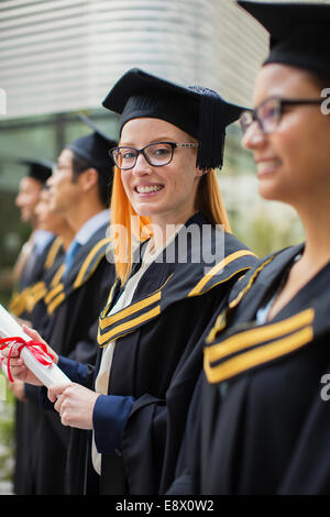 Femme en robe et chapeau de l'article avec les collèges Banque D'Images