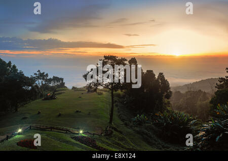 Mer Paysage de brume sur le lever du soleil vue depuis la haute montagne au parc national de Huai Nam Dang à Chiang Mai et Mae Hong Son, province Banque D'Images