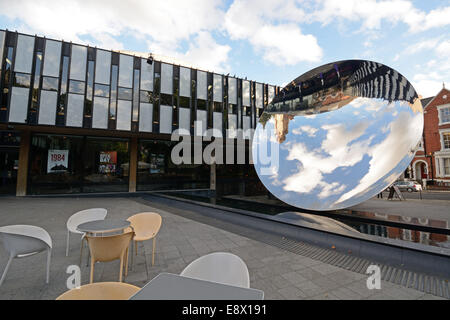 Miroir parabolique, par Nottingham Playhouse. L'Angleterre. Banque D'Images