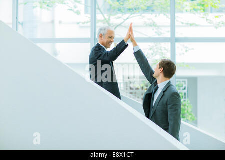 Hommes d'escalier de haute fiving sur office building Banque D'Images