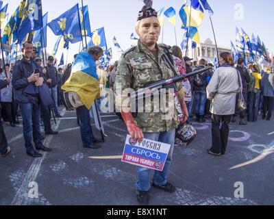 14 octobre, 2014 - Un homme portant un masque du président Vladimir Poutine en uniforme avec une arme sur sa poitrine et les mains sanglantes. -- À la place de l'indépendance, au centre-ville de Kiev à environ 2 000 militants syndicaux ont exigé la reconnaissance des soldats de l'Armée insurrectionnelle ukrainienne de combattants pour l'indépendance de l'Ukraine. La plupart des protestataires holding flags de All-Ukranian Organisation Freedom, l'Organisation des nationalistes Ukrainiens et Ukrainiennes les drapeaux nationaux. Les participants du rallye qui a eu lieu le à l'Khreshchatyk Square, et à partir de là - à l'édifice de la Verkhovna Rada. (Crédit Image : © Igor Golov Banque D'Images