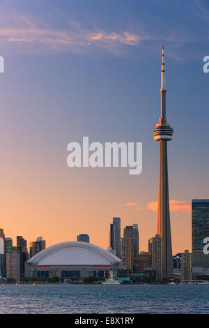 Célèbre ville de Toronto avec la Tour CN et le Centre Rogers après le coucher du soleil prises depuis les îles de Toronto. Banque D'Images