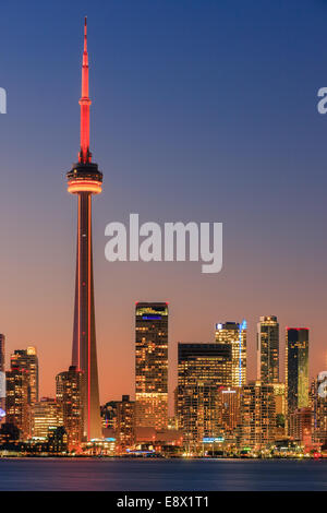 Célèbre ville de Toronto avec la Tour CN et le Centre Rogers après le coucher du soleil prises depuis les îles de Toronto. Banque D'Images