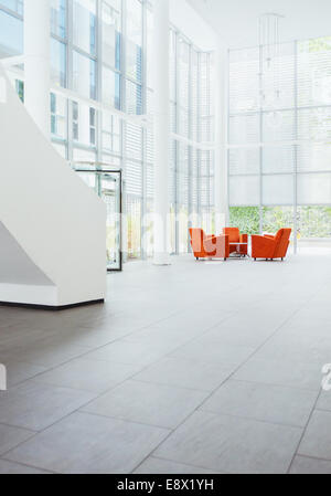 Lumière qui brille à travers les fenêtres dans office building Banque D'Images