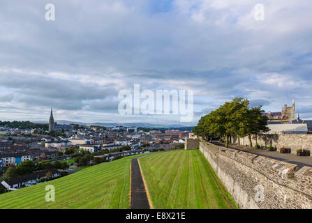 Bogside et les murs de la vieille ville, du Royal Bastion en début de soirée, Derry, County Londonderry, Irlande du Nord, Royaume-Uni Banque D'Images