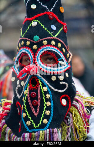 Dans la mummers Kukeri Kukeri masquerade festival en janvier dans la région de Pernik, Bulgarie Banque D'Images