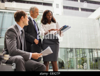 Les gens d'affaires à la recherche de documents dans Office building Banque D'Images