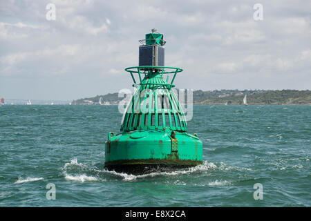 L'hydromel sel bouée dans le Solent marque l'Hydromel Sel Ledges près du Newtown Creek sur la rive nord de l'île de Wight Banque D'Images