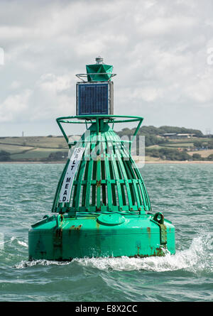 L'hydromel sel bouée dans le Solent marque l'Hydromel Sel Ledges près du Newtown Creek sur la rive nord de l'île de Wight Banque D'Images