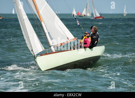 Ces trois marins profitent de leurs courses de canot à voile dans le Solent au cours de la semaine de Cowes régate. Banque D'Images