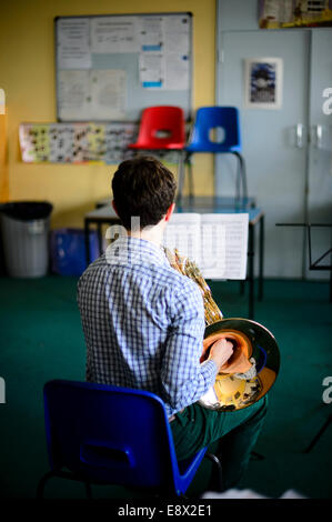 Un jeune homme practicising musicien cor français en classe d'éducation musicale cours de l'atelier 2014 MusicFest Aberystwyth Banque D'Images