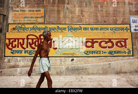 Panneau du club de natation de Varanasi, sur les rives du Gange, Varanasi, Inde Banque D'Images