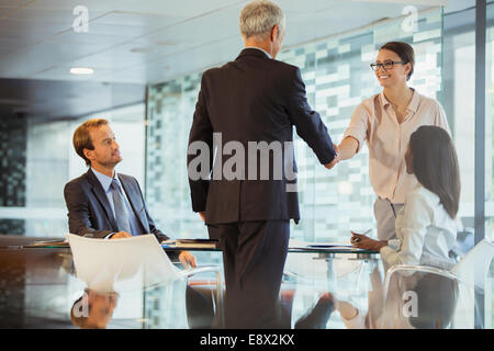 Business people shaking hands in office building Banque D'Images