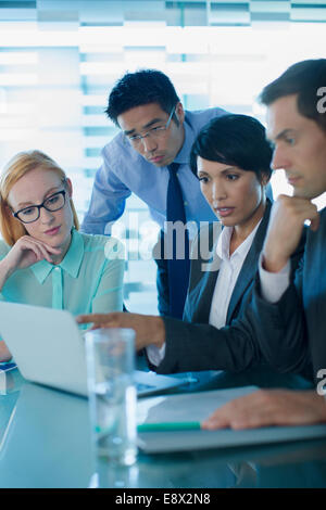 Business people talking in office building Banque D'Images