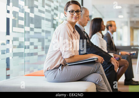 Business people sitting in office ensemble Banque D'Images