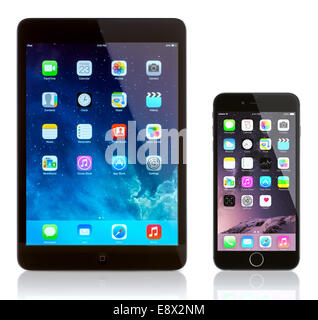 Mini iPad et l'iPhone 6 sur le blanc. Apple iOS 8 applications sur l'écran d'accueil de l'iPhone. Banque D'Images