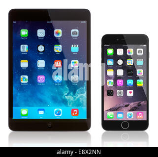 L'iPad mini et iPhone 6 Plus sur blanc. Apple iOS 8 applications sur l'écran d'accueil. Banque D'Images