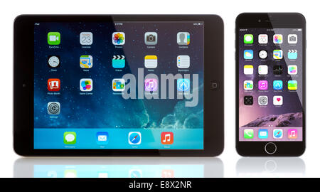 Mini iPad et l'iPhone 6 sur le blanc. Apple iOS 8 applications sur l'écran d'accueil de l'iPhone 6 Banque D'Images